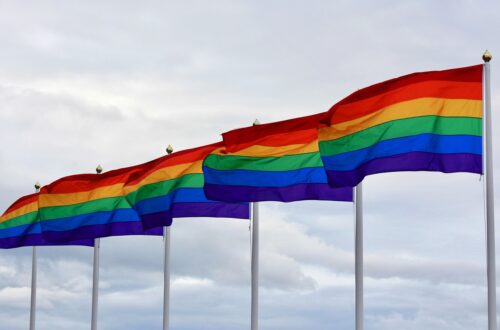 Fra symbol til statement: Historien bag pride armbånd